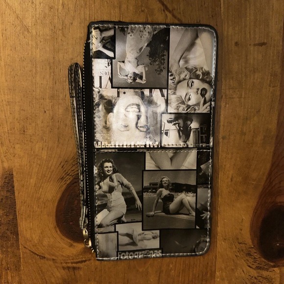 Marilyn Monroe Handbags - 7.5"x4" Stylish Marilyn Monroe NEWS PAPER MAGAZ COVERS Multi Compartment Wallet